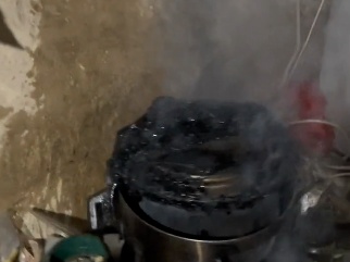 男子家中电饭煲起火，宠物狗及时挠厕所门吠叫提醒，消防提示