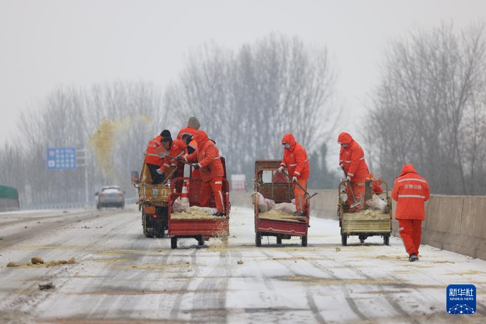 各地积极应对降雪天气