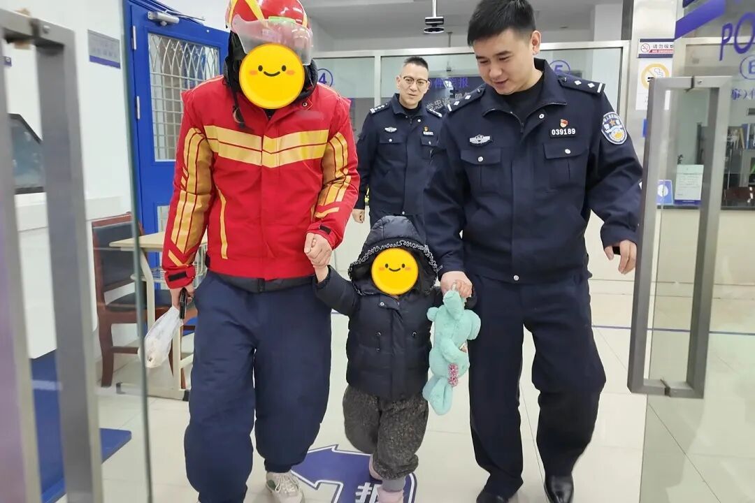 申城飘雪三岁光脚女孩不慎迷路……警民齐心携手上演暖心接力