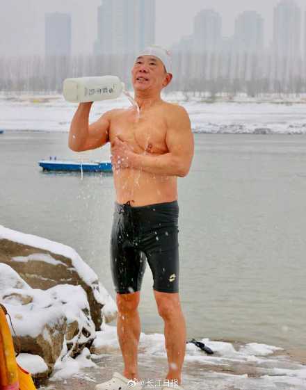 雪天硬核晨练！武汉人汉江湾冬泳迎寒潮