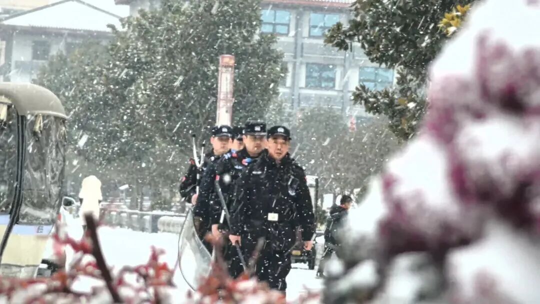 警用无人机喊话：我们将确保每一位游客安全离开！