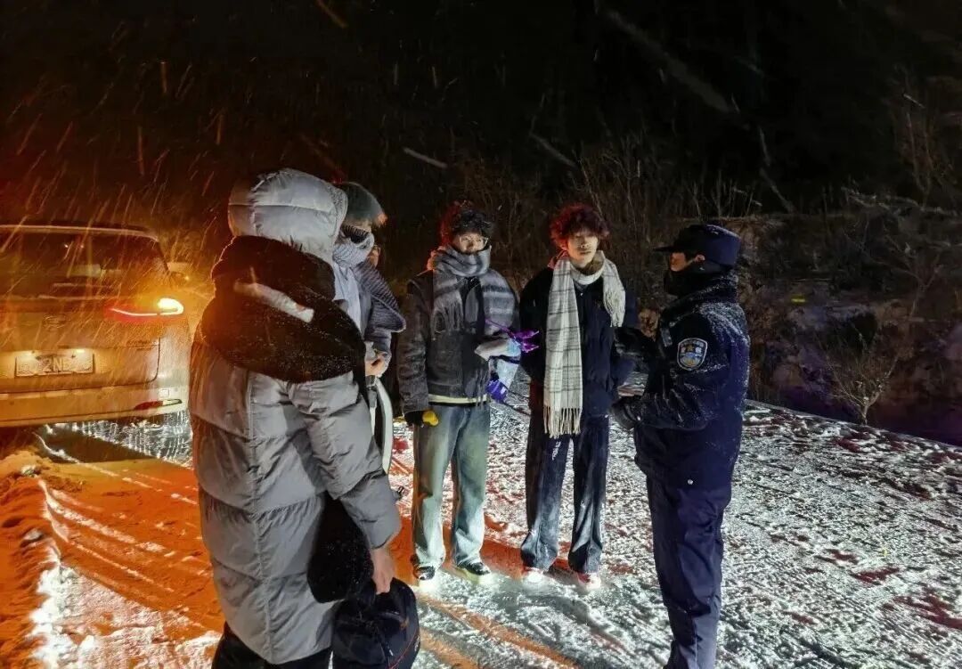 警用无人机喊话：我们将确保每一位游客安全离开！