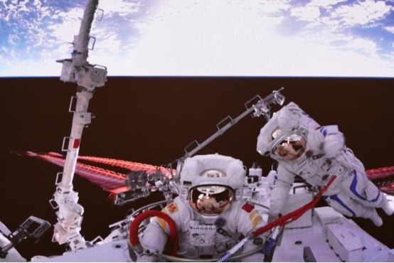 “谢谢你，舱外服B”