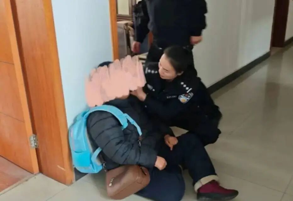 危急时刻，民警亮出“隐藏身份”