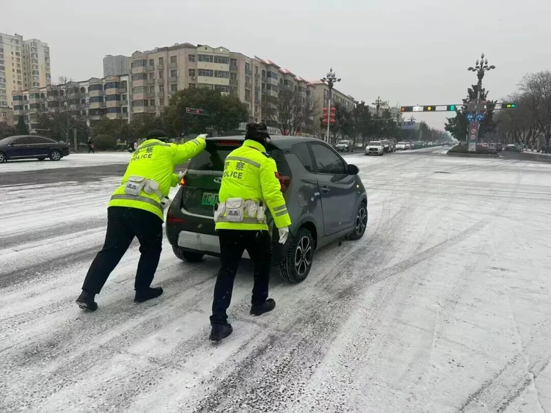 警用无人机喊话：我们将确保每一位游客安全离开！
