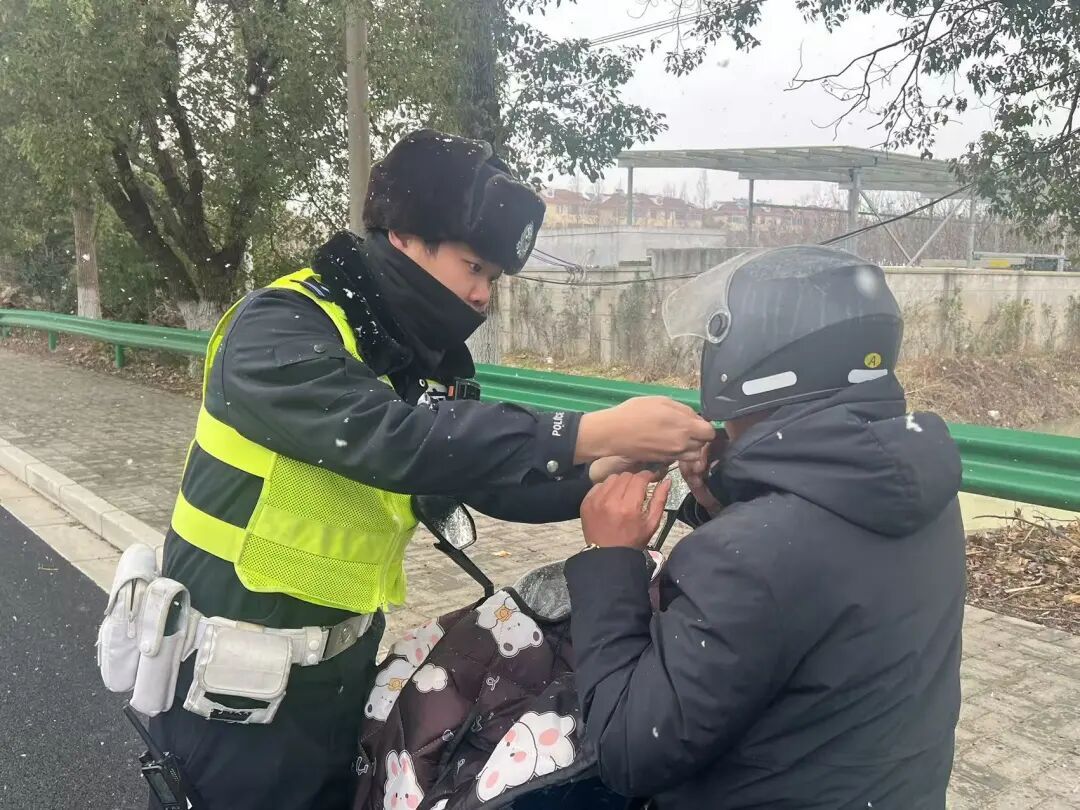 早高峰的街头巷尾，我们要“曝光”这群小绿人！