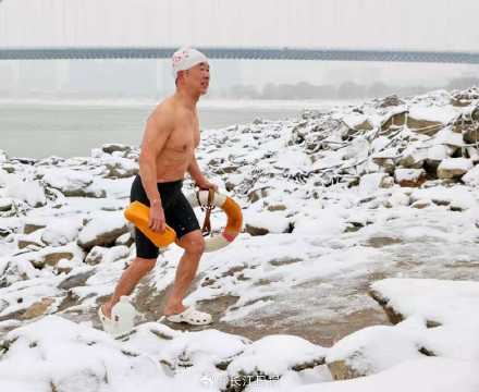 雪天硬核晨练！武汉人汉江湾冬泳迎寒潮