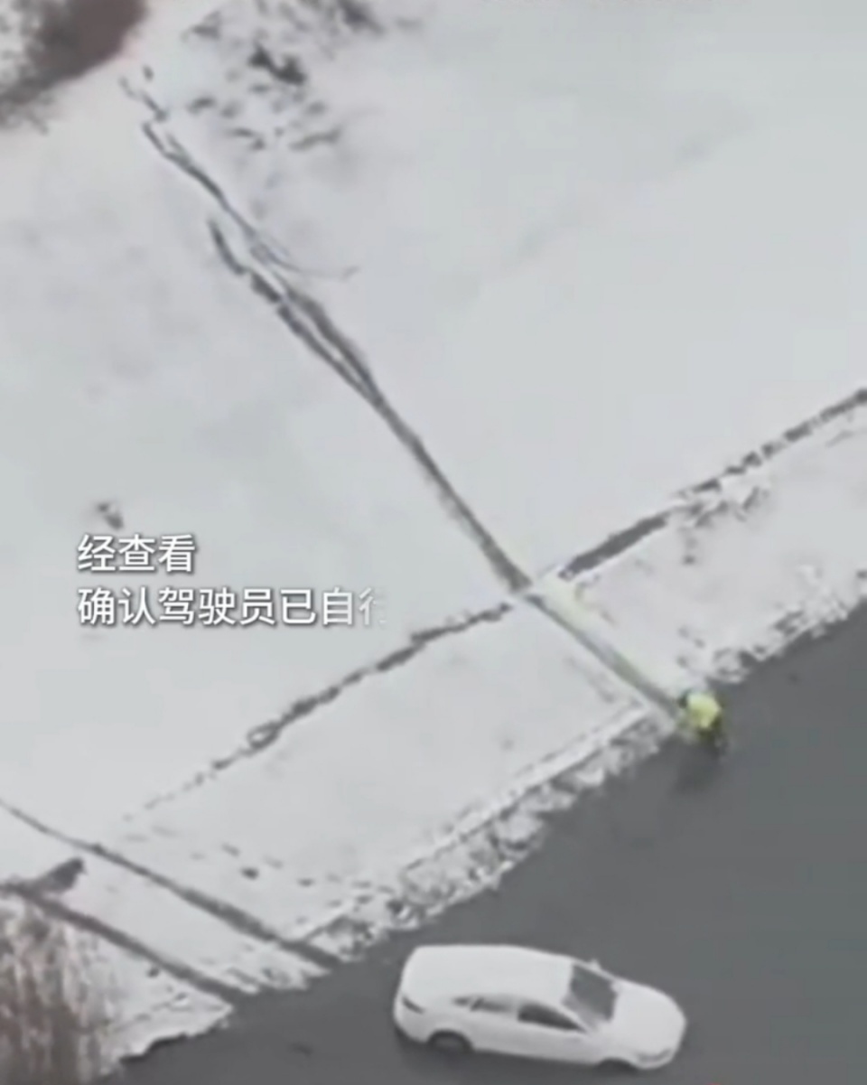 雪中最美划痕！小车滑落河堤，南京辅警滑下长堤救人