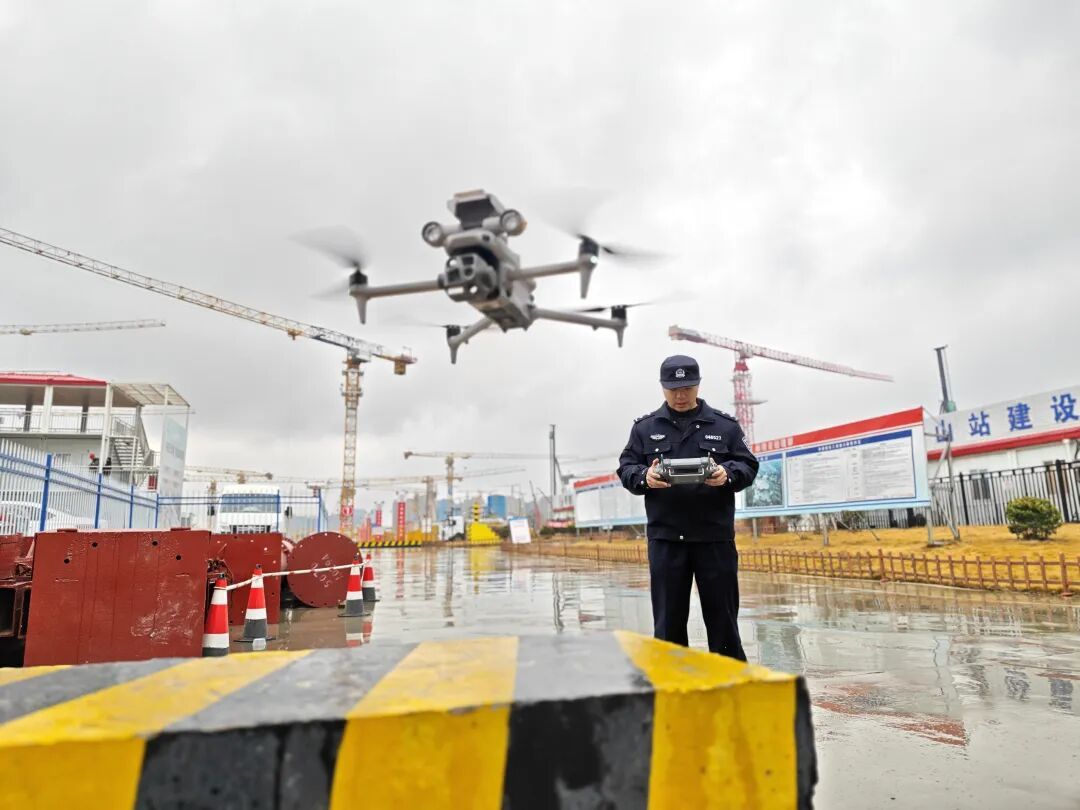 早高峰的街头巷尾，我们要“曝光”这群小绿人！