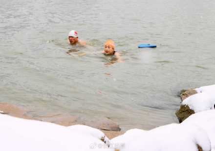 雪天硬核晨练！武汉人汉江湾冬泳迎寒潮