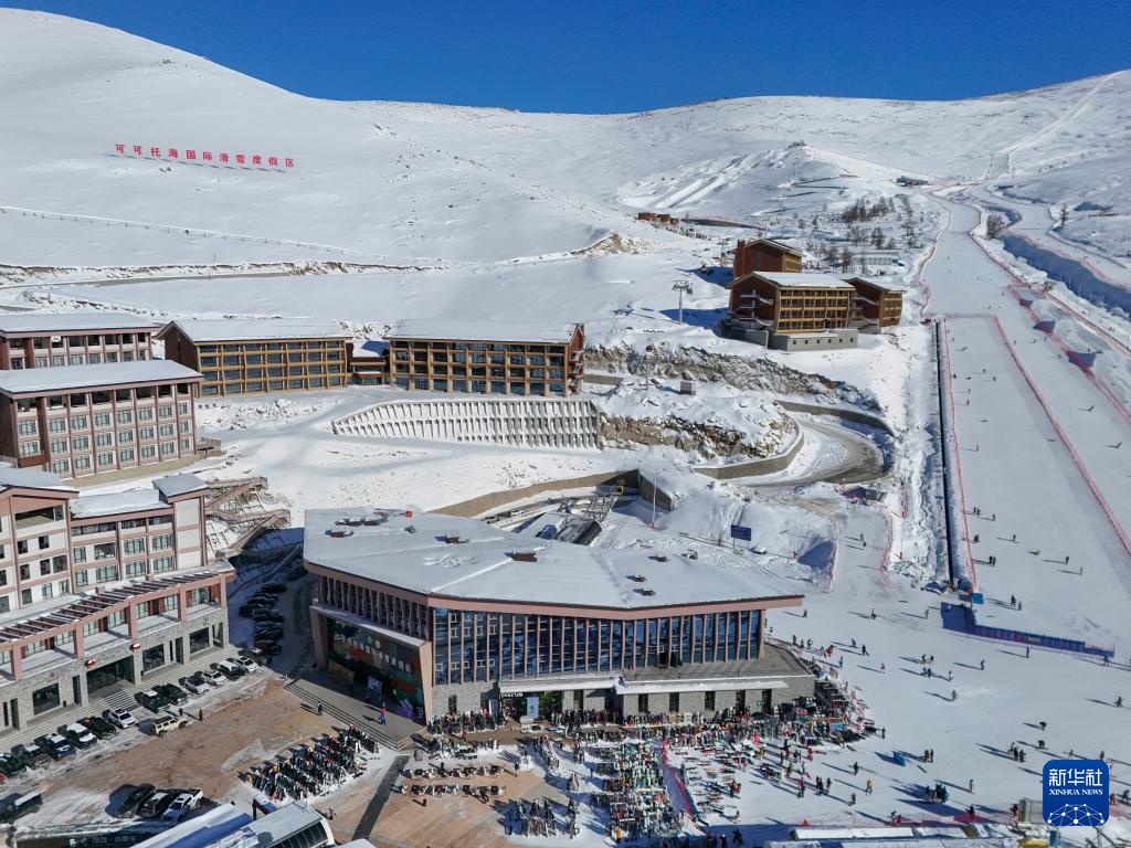 新疆阿勒泰：寒潮来袭 滑雪热情不减