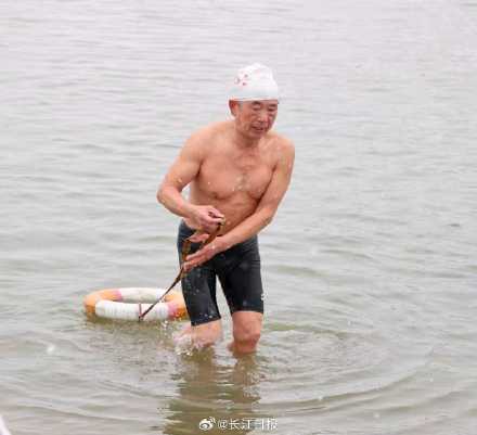 雪天硬核晨练！武汉人汉江湾冬泳迎寒潮