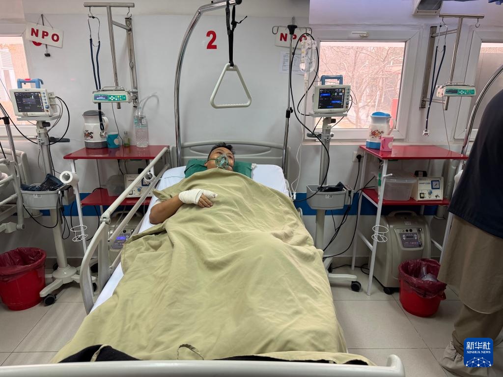 喀布尔爆炸事件伤者接受治疗