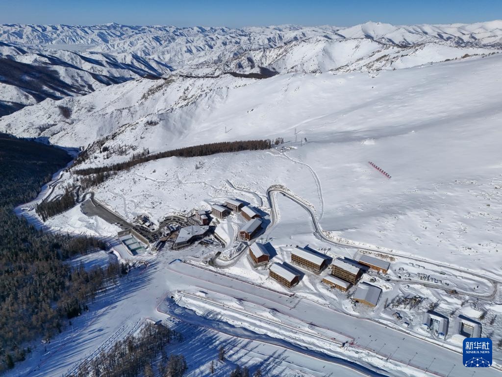 新疆阿勒泰：寒潮来袭 滑雪热情不减