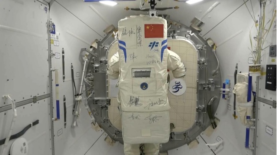 “谢谢你，舱外服B”