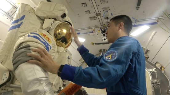 “谢谢你，舱外服B”