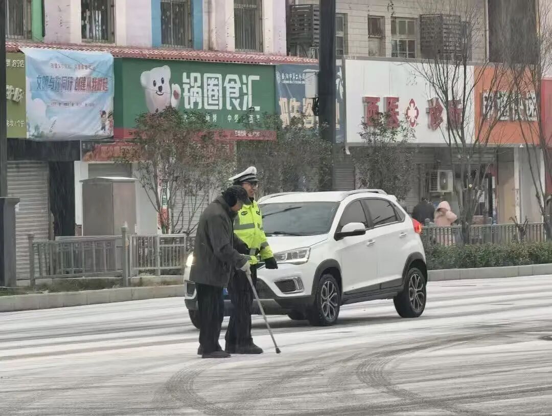 警用无人机喊话：我们将确保每一位游客安全离开！