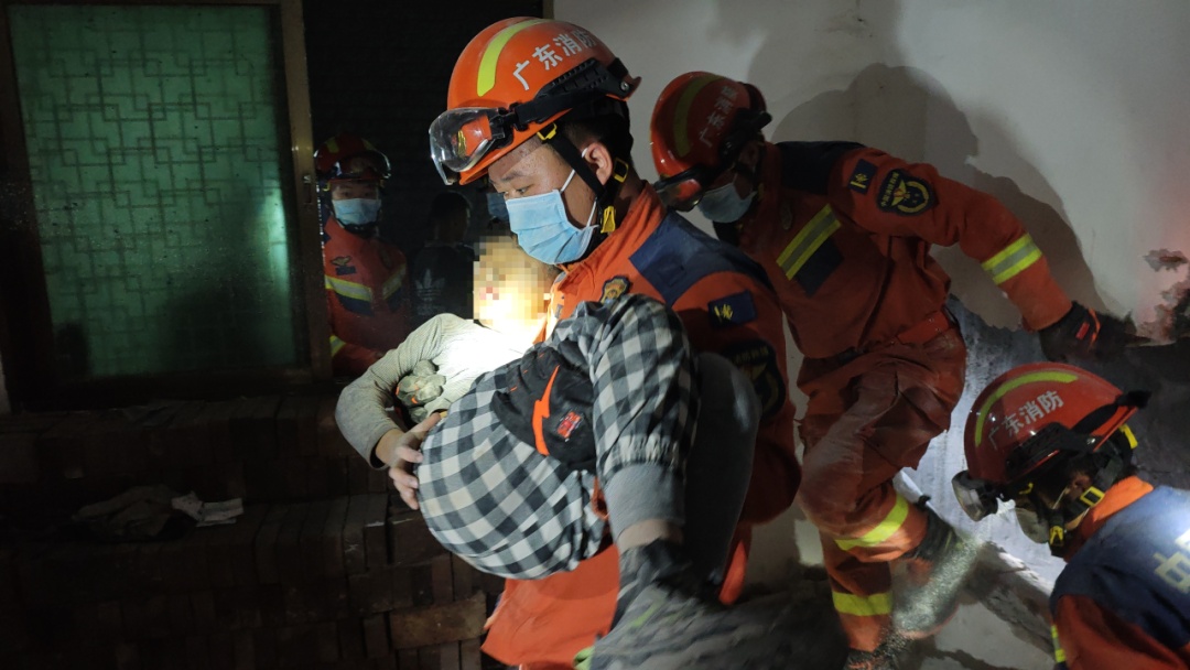 韶关一男孩玩捉迷藏时，突然被狗追，慌乱中钻进墙缝卡住了动弹不得，消防人员提醒→