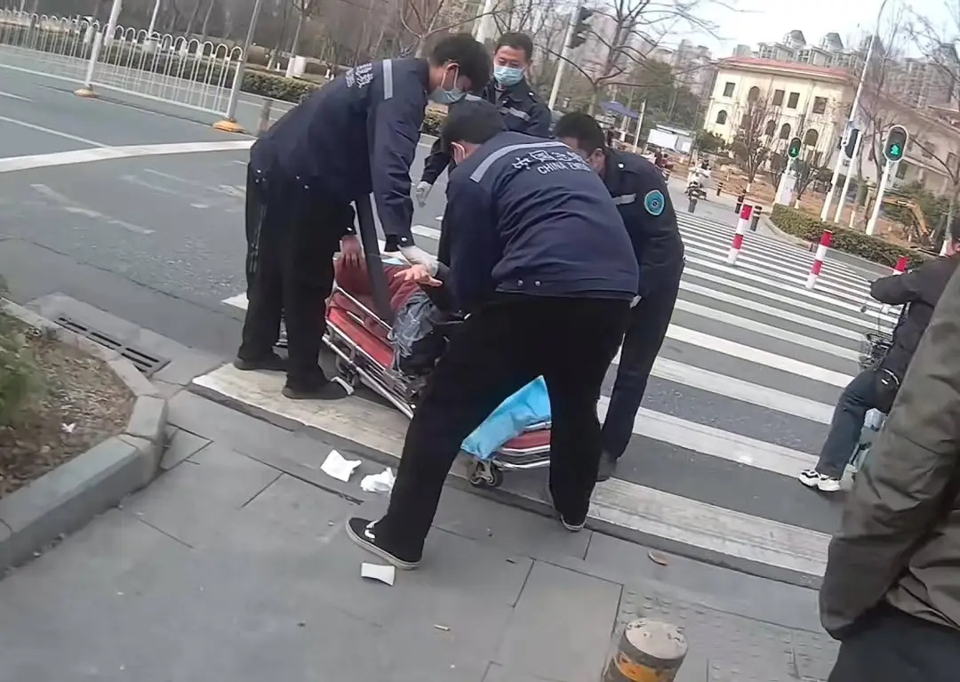 “别人说没有撞倒你。你是不是碰瓷？”患癌妈妈的举动遭儿子怒斥！后续来了…