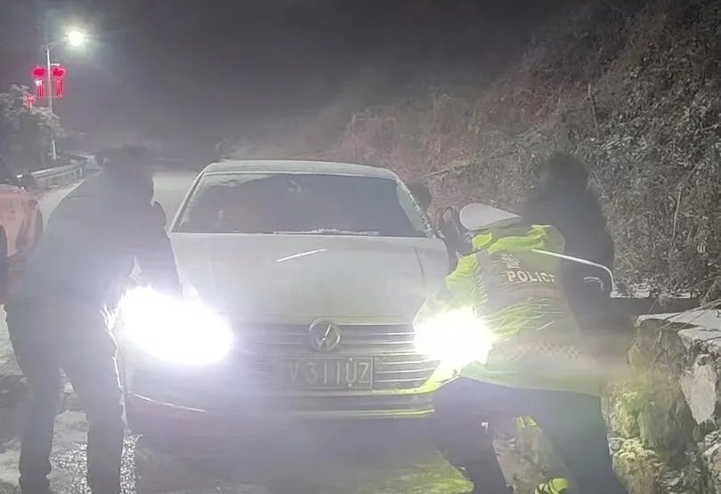 零下4度，他们“捂热”了这条冰封山路