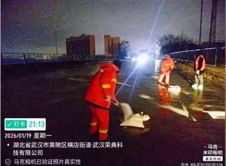 全国多地降雪，雪后道路变“滑冰场”，网友打滑自嘲“绝望冰壶”