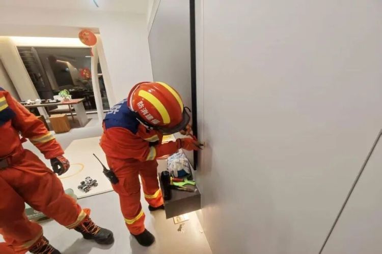 揪心！1岁幼儿误锁隐形门被困，消防紧急救援