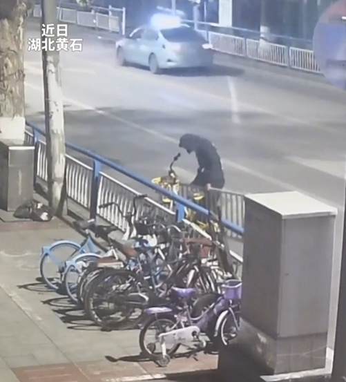 深夜“顺”护栏？他的理由真奇葩