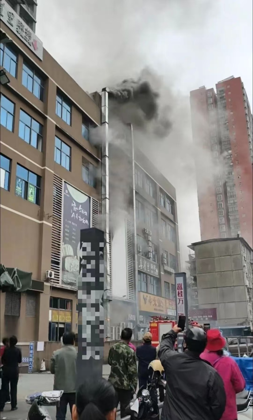 多人被困！南宁一综合楼突发火灾，火场逃生请注意→