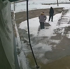 远亲不如近邻！女子在外打工想通过监控看看老家雪景，结果发现邻居两位老人帮忙扫雪