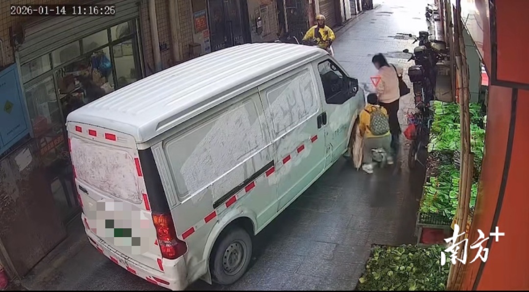 男童突然摔倒差点遭货车碾压，广东外卖小哥连连大吼叫停货车，本人回应