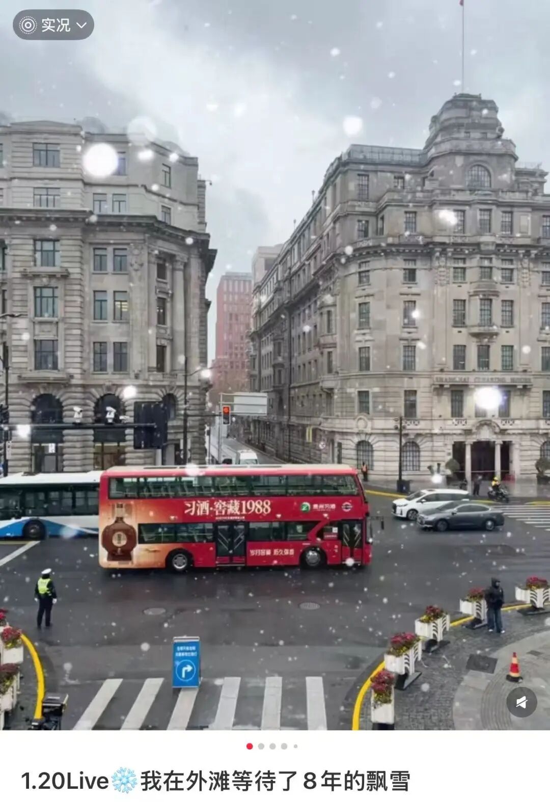 太!冷!了!上海3岁女孩光脚在雪中大哭,家长去哪了?路人解开衣服为她取暖... 太!冷!了!上海3岁女孩光脚在雪中大哭,家长去哪了?路人解开衣服为她取暖...