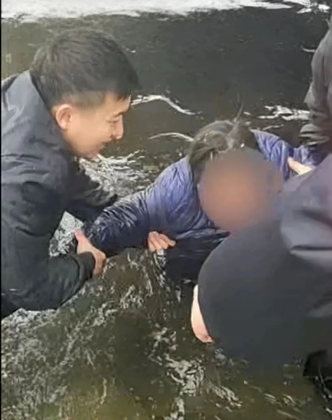 零下5度毫不犹豫！民警大喊一声脱衣服跳进冰湖救人，网友怒赞：警察叔叔最帅