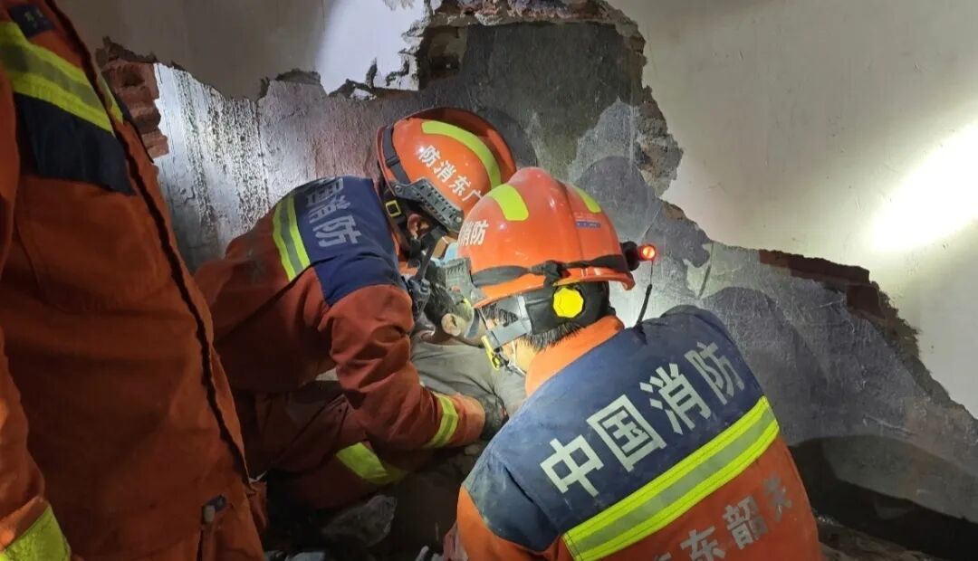 韶关一男孩玩捉迷藏时，突然被狗追，慌乱中钻进墙缝卡住了动弹不得，消防人员提醒→