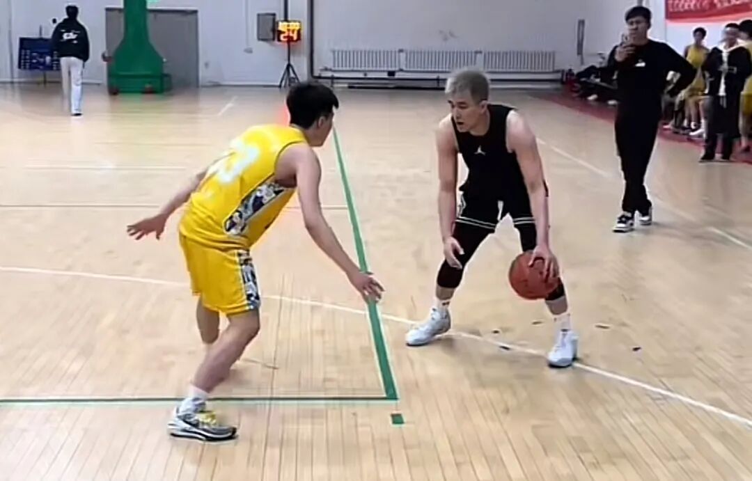 郭艾伦官宣复出！此前眼睛被队友误伤致结膜破碎缝了40多针