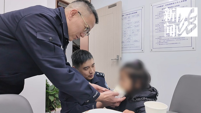 太!冷!了!上海3岁女孩光脚在雪中大哭,家长去哪了?路人解开衣服为她取暖... 太!冷!了!上海3岁女孩光脚在雪中大哭,家长去哪了?路人解开衣服为她取暖...