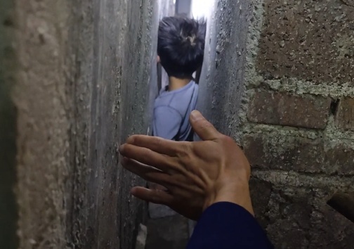 韶关一男孩玩捉迷藏时，突然被狗追，慌乱中钻进墙缝卡住了动弹不得，消防人员提醒→