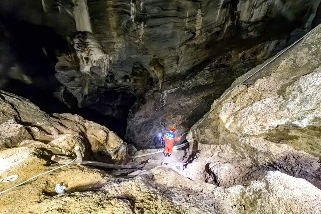 两位先生，只穿“哆啦A梦”就敢下洞，这对吗？