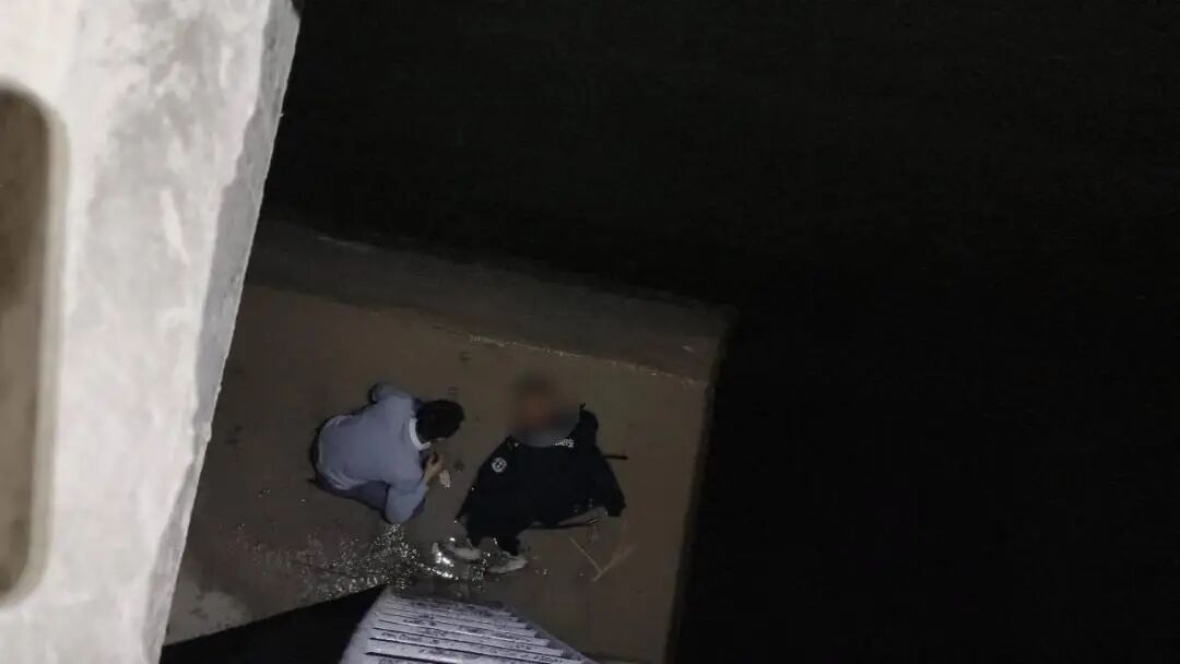 广州一男孩在小区玩捉迷藏时，意外坠入7米深井，全身湿透，直喊“手疼”“冷”