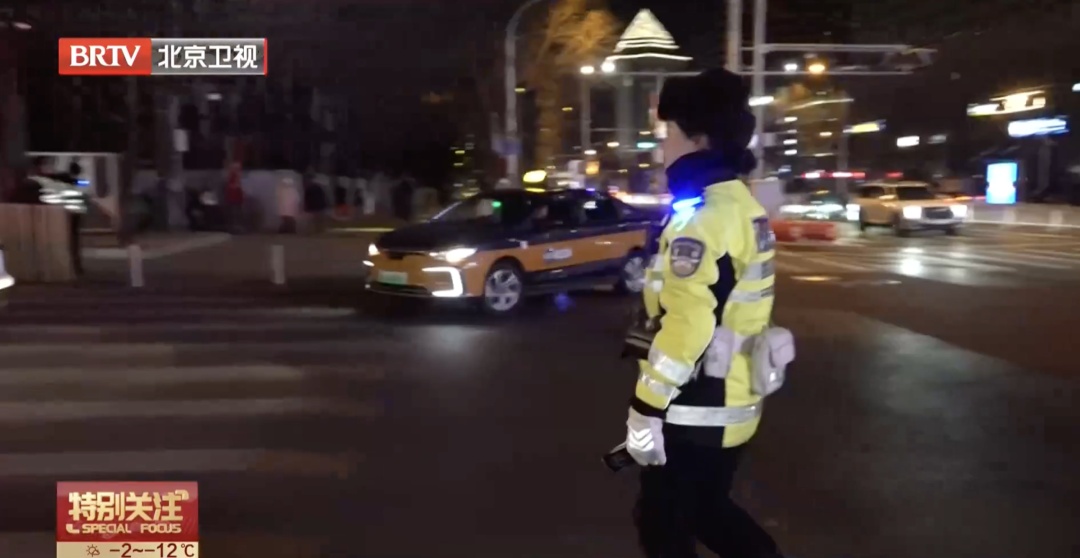 寒风中，民警与失语骑手的无声对话……