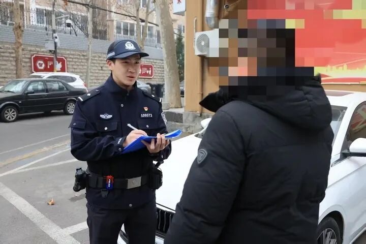 女子乘坐网约车将前乘客丢失现金据为己有,济南警方:拘留 女子乘坐网约车将前乘客丢失现金据为己有,济南警方:拘留