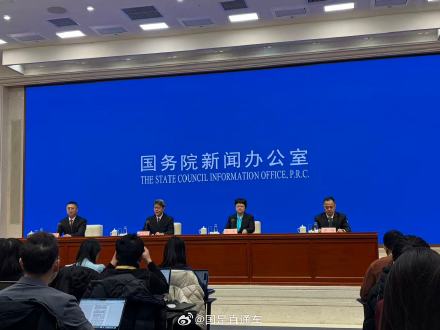 工信部:2025年我国人工智能核心产业规模预计突破1.2万亿元 工信部:2025年我国人工智能核心产业规模预计突破1.2万亿元