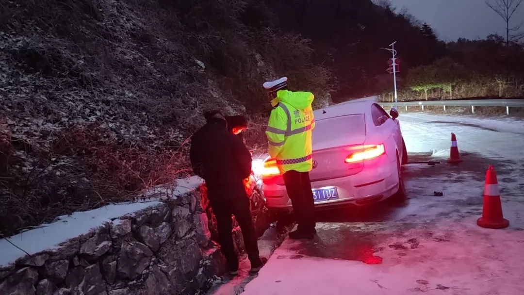 零下4度，他们“捂热”了这条冰封山路