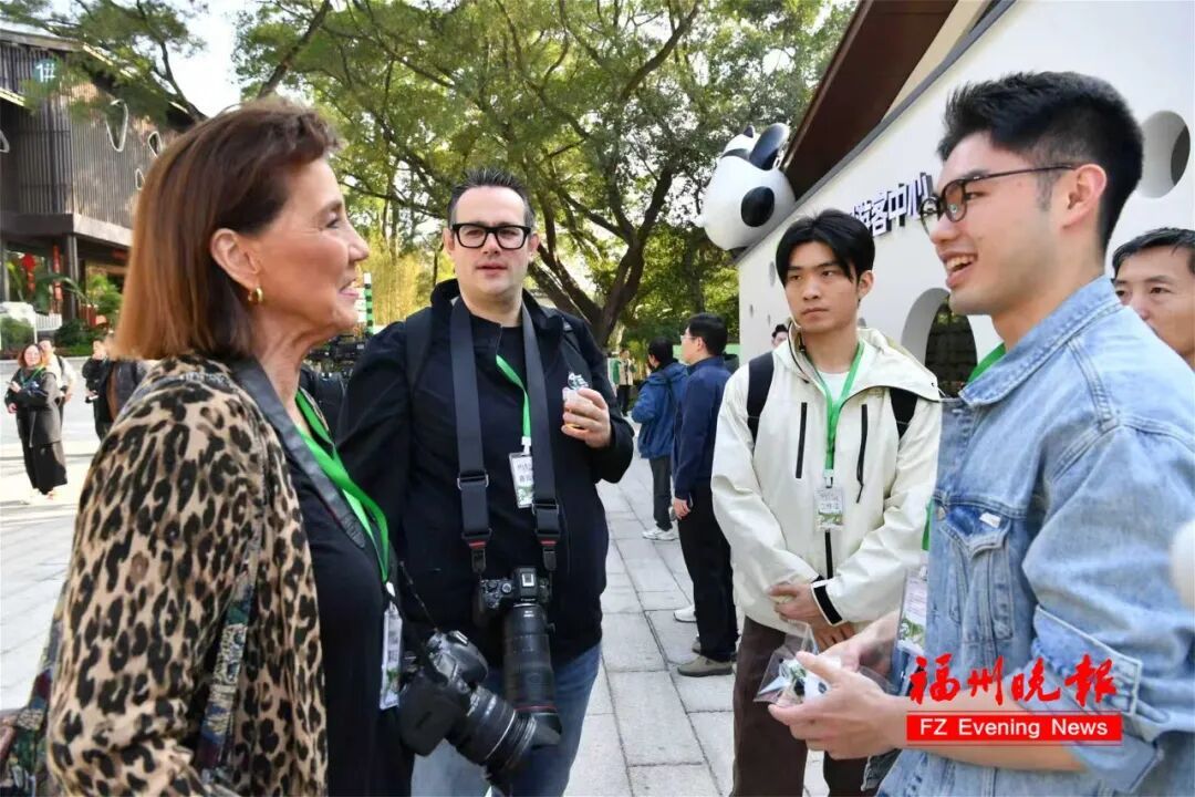 漂洋过海来看你!一位74岁美国老太的“熊猫情缘” 漂洋过海来看你!一位74岁美国老太的“熊猫情缘”