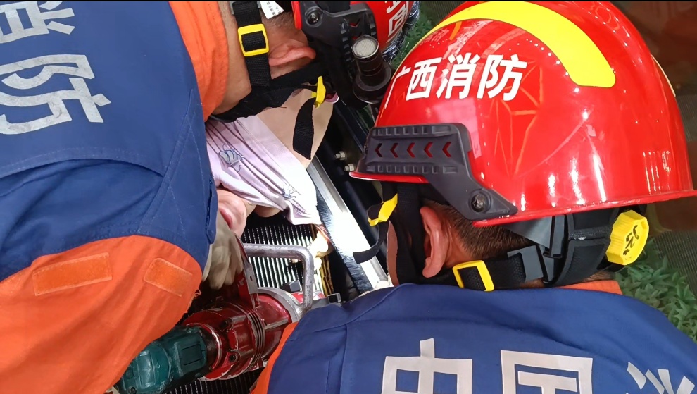 心疼！右手被卷入扶梯发生变形，女孩嚎哭不止