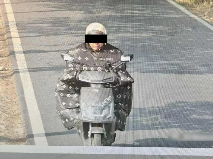 又是他！海宁警员上次扔饭碗，这次弃咖啡……