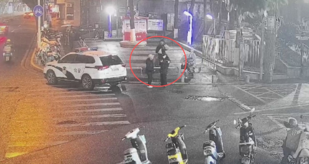 风雪交加的深夜，宾馆老板却拒收他的房费……