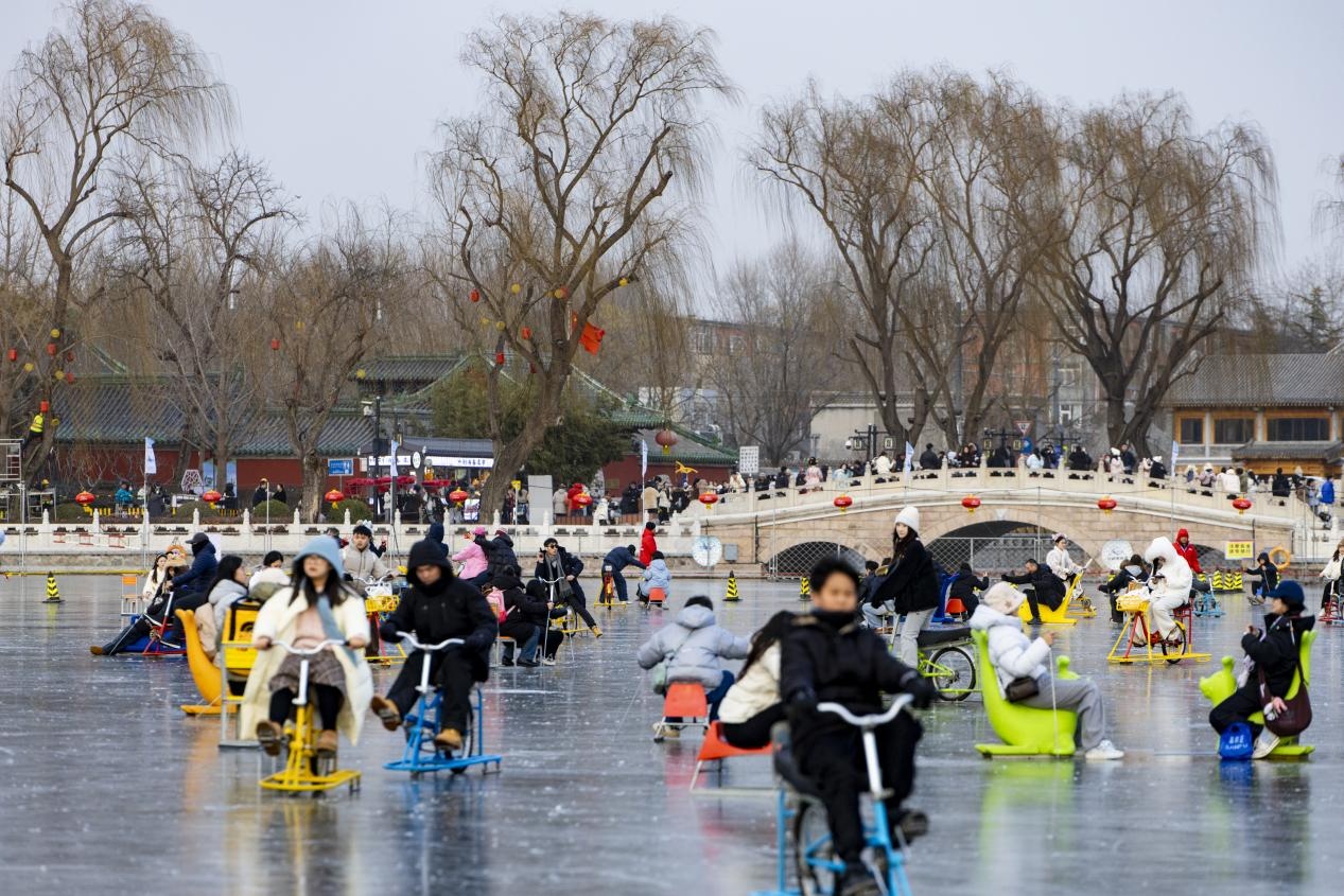 什刹海后海冰场正式开放 10万平米冰面解锁多重乐趣
