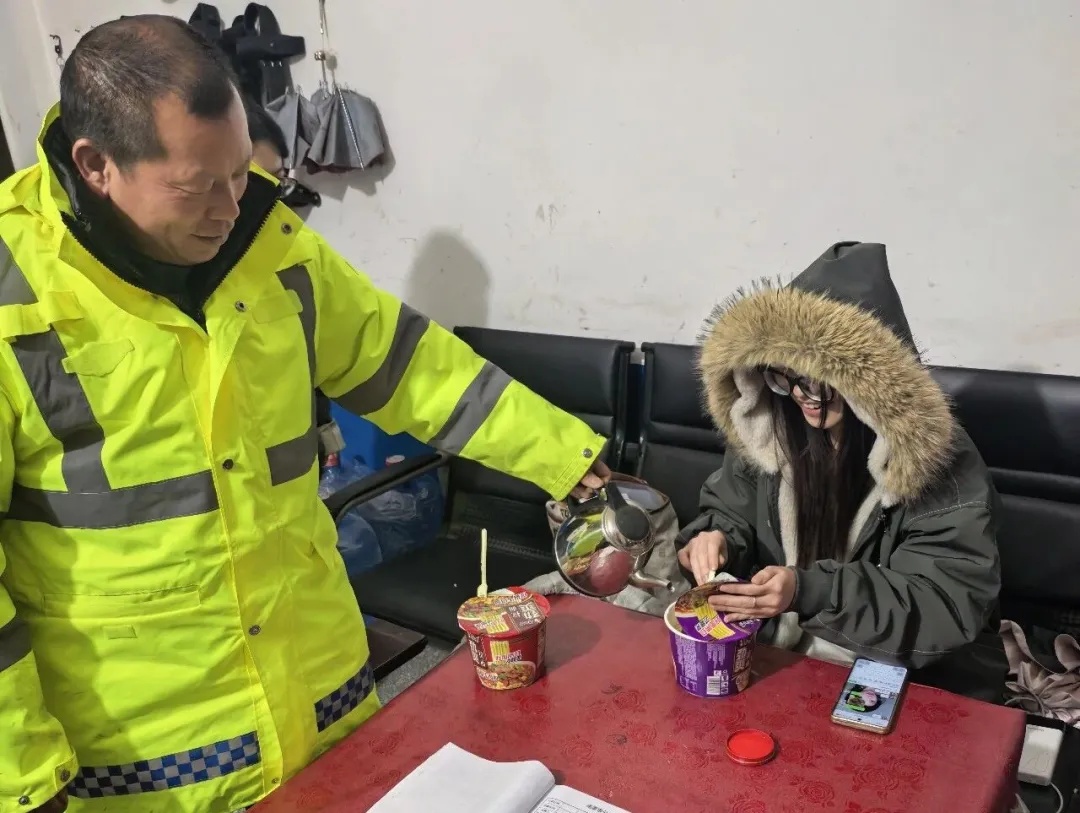 零下4度，他们“捂热”了这条冰封山路