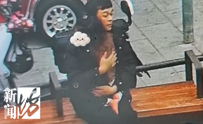 太!冷!了!上海3岁女孩光脚在雪中大哭,家长去哪了?路人解开衣服为她取暖... 太!冷!了!上海3岁女孩光脚在雪中大哭,家长去哪了?路人解开衣服为她取暖...