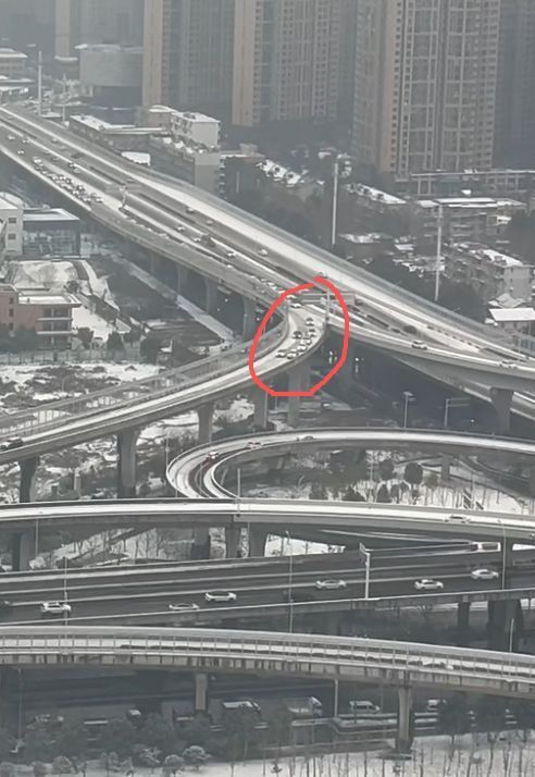 武汉高架上风雪中免费拖车的越野车主找到了！车主：帮助了15台车左右，我也被救援过